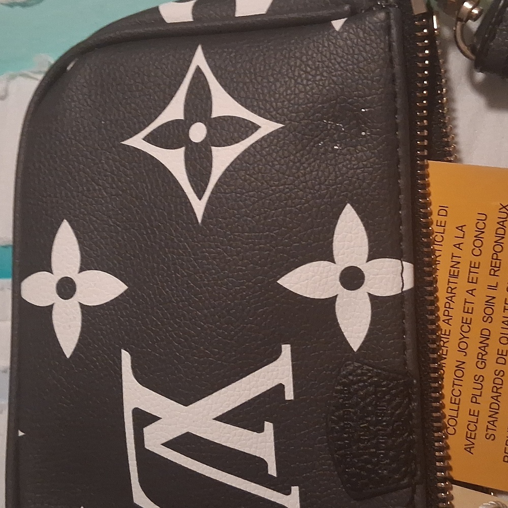 Purse  With Logo. Very Cute   1 DAY SALE Only.   Firm Price , - Picture 13 of 15